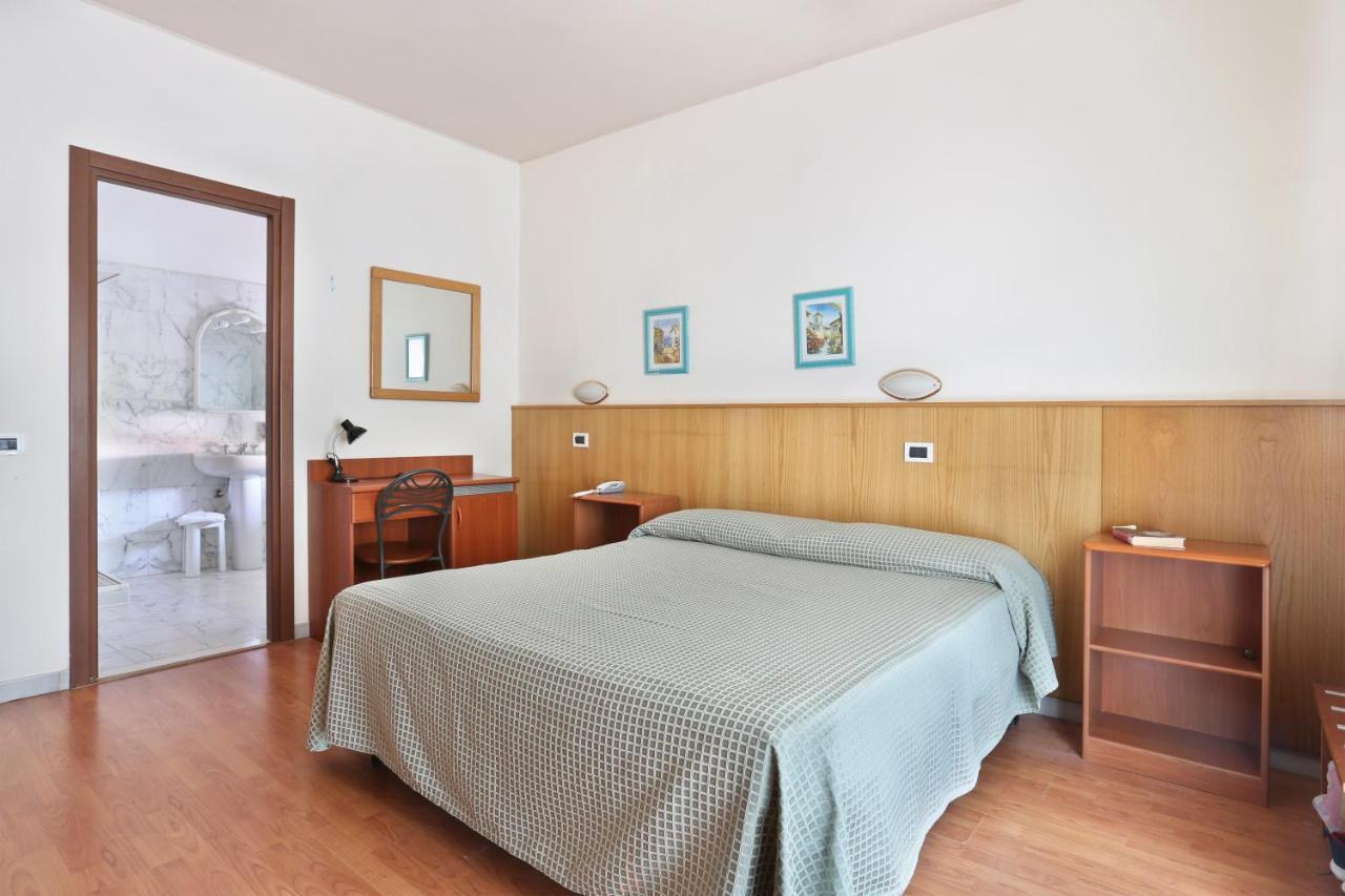 Hotel Daisy Marina di Massa Extérieur photo
