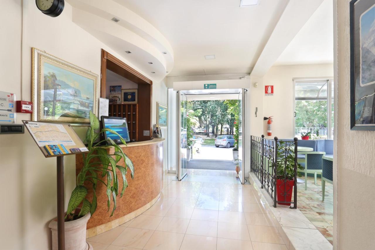 Hotel Daisy Marina di Massa Extérieur photo