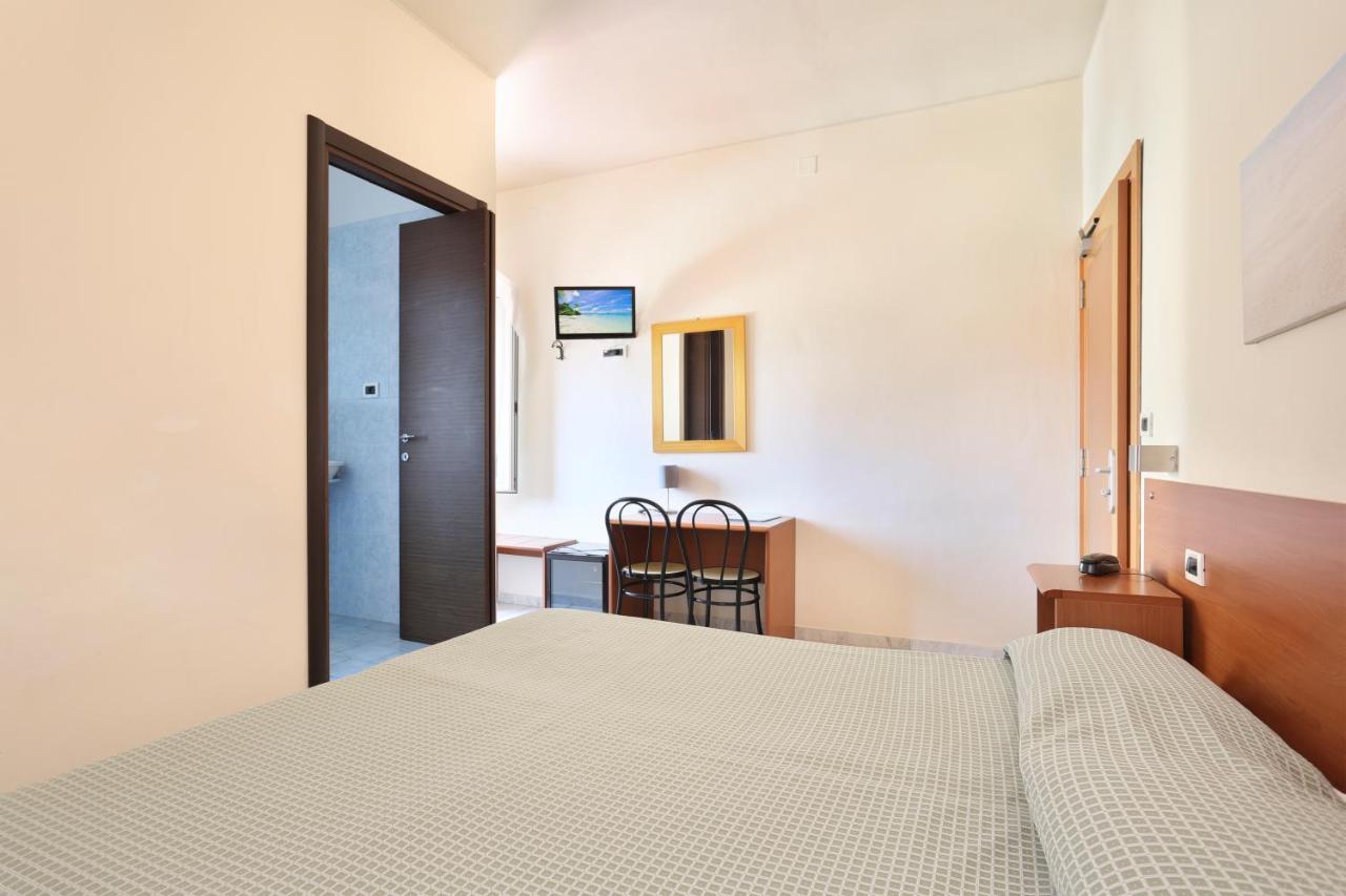 Hotel Daisy Marina di Massa Extérieur photo