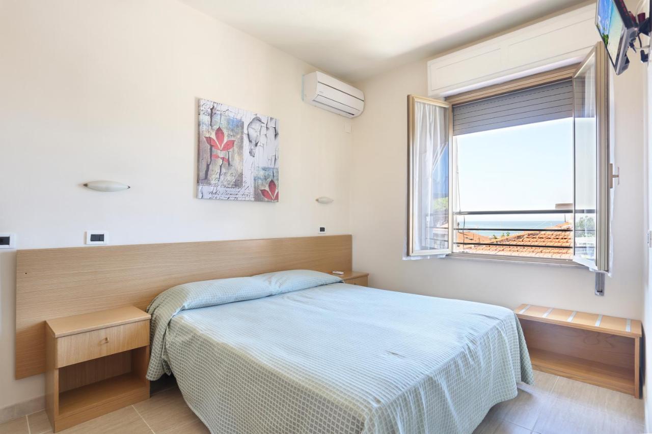 Hotel Daisy Marina di Massa Extérieur photo