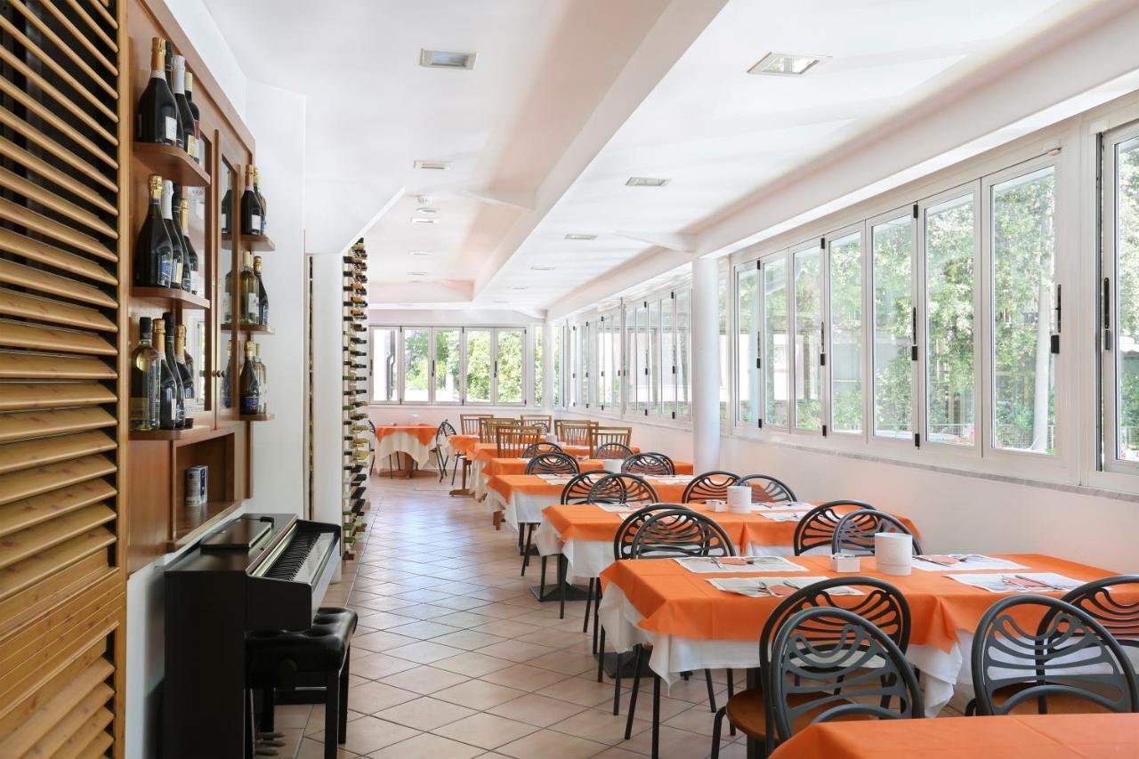 Hotel Daisy Marina di Massa Extérieur photo