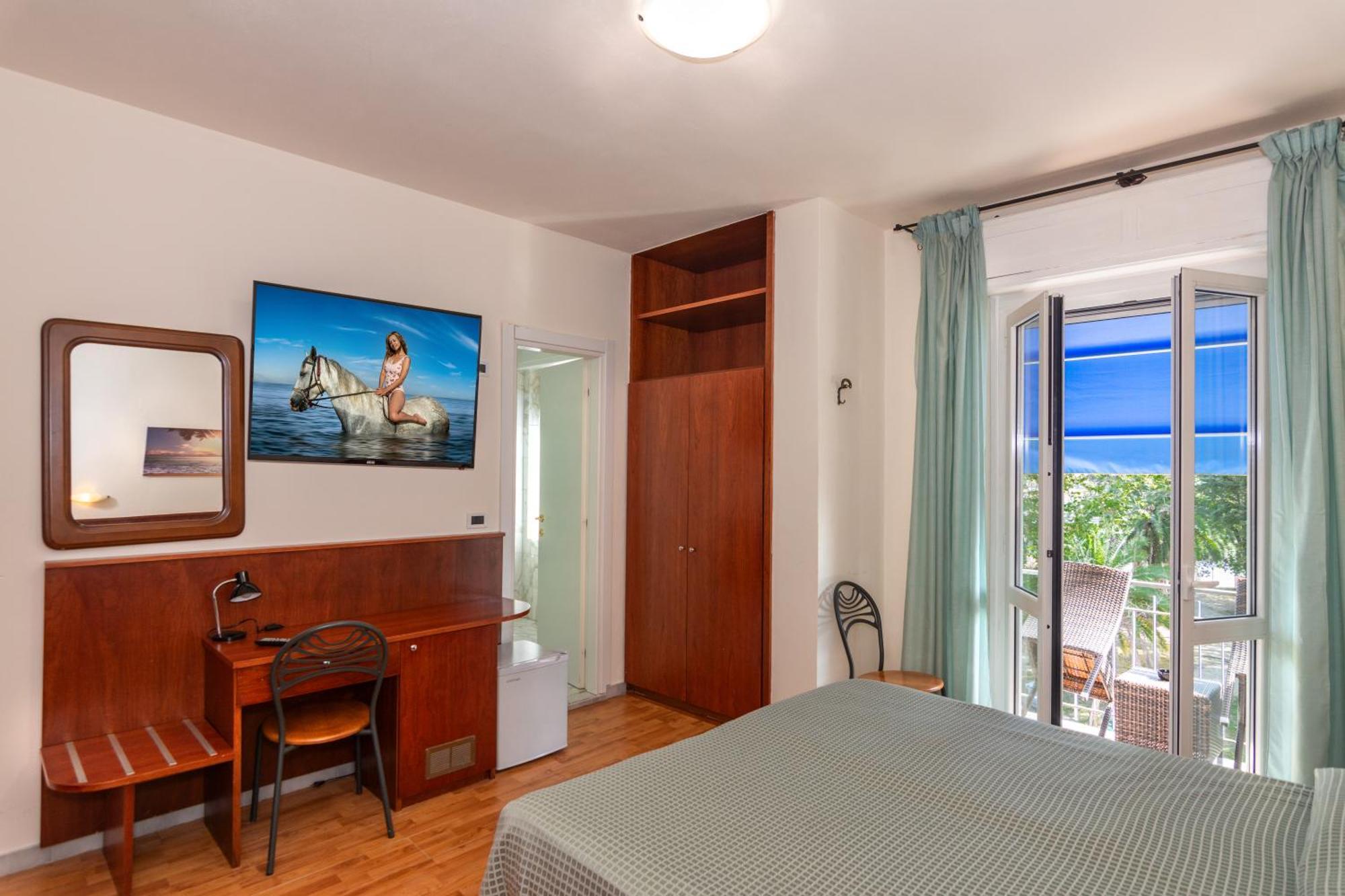 Hotel Daisy Marina di Massa Extérieur photo