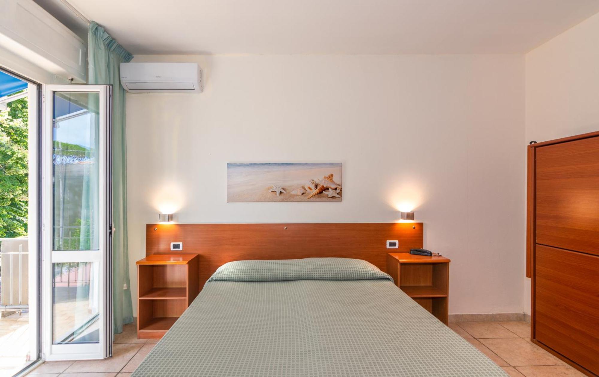 Hotel Daisy Marina di Massa Extérieur photo