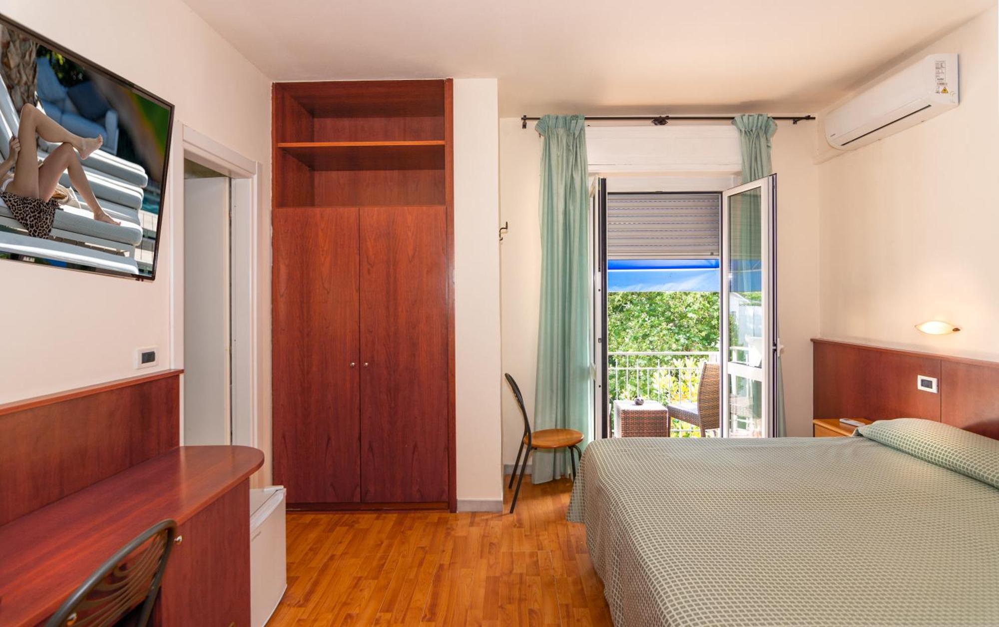 Hotel Daisy Marina di Massa Extérieur photo