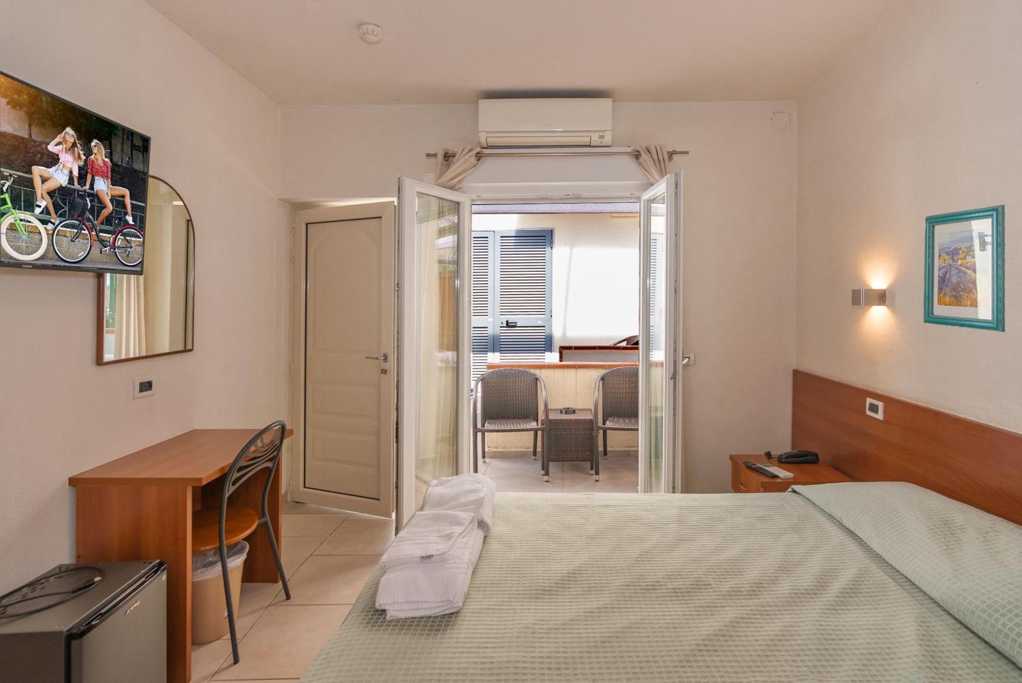 Hotel Daisy Marina di Massa Extérieur photo