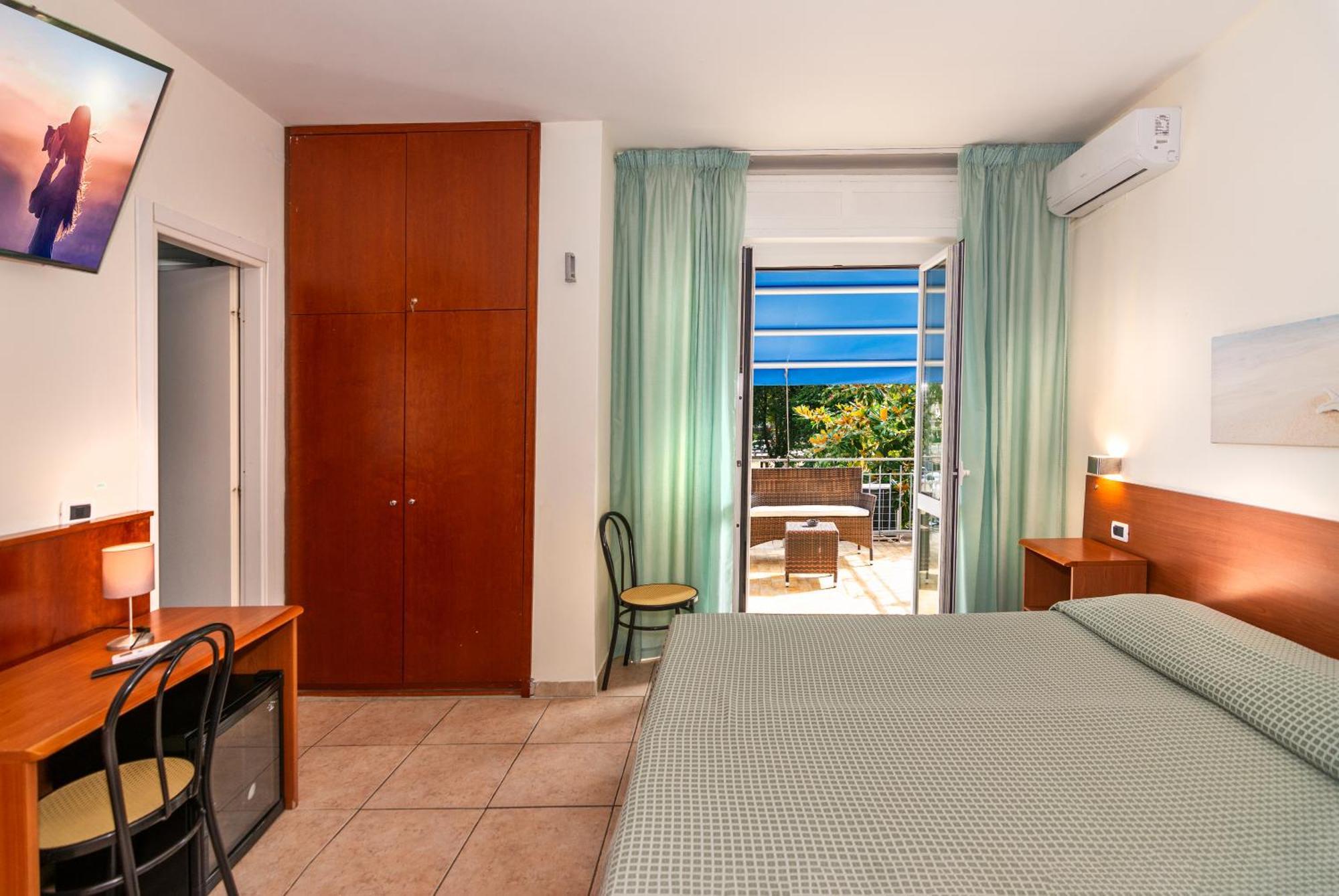 Hotel Daisy Marina di Massa Extérieur photo