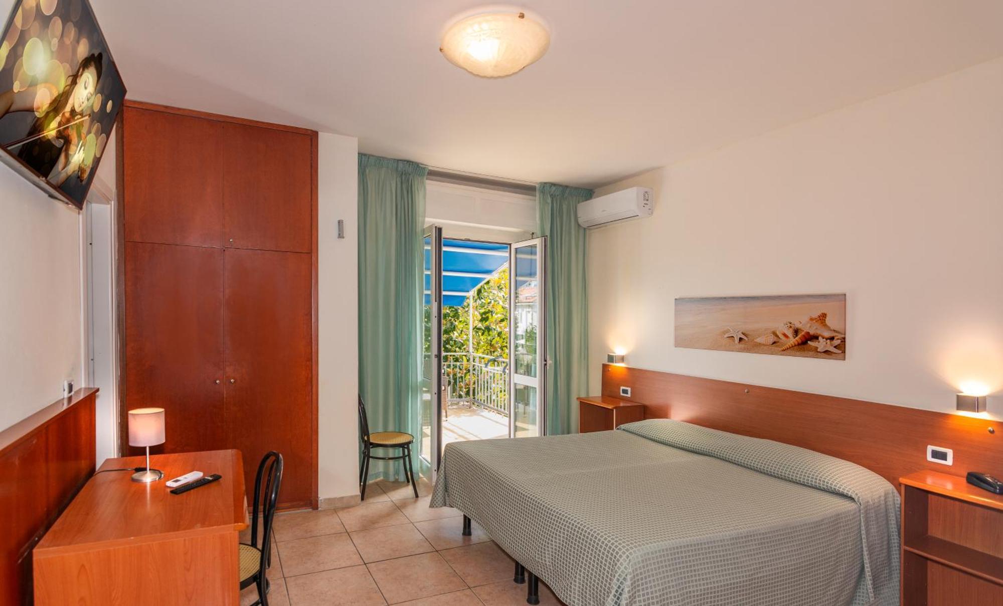 Hotel Daisy Marina di Massa Extérieur photo