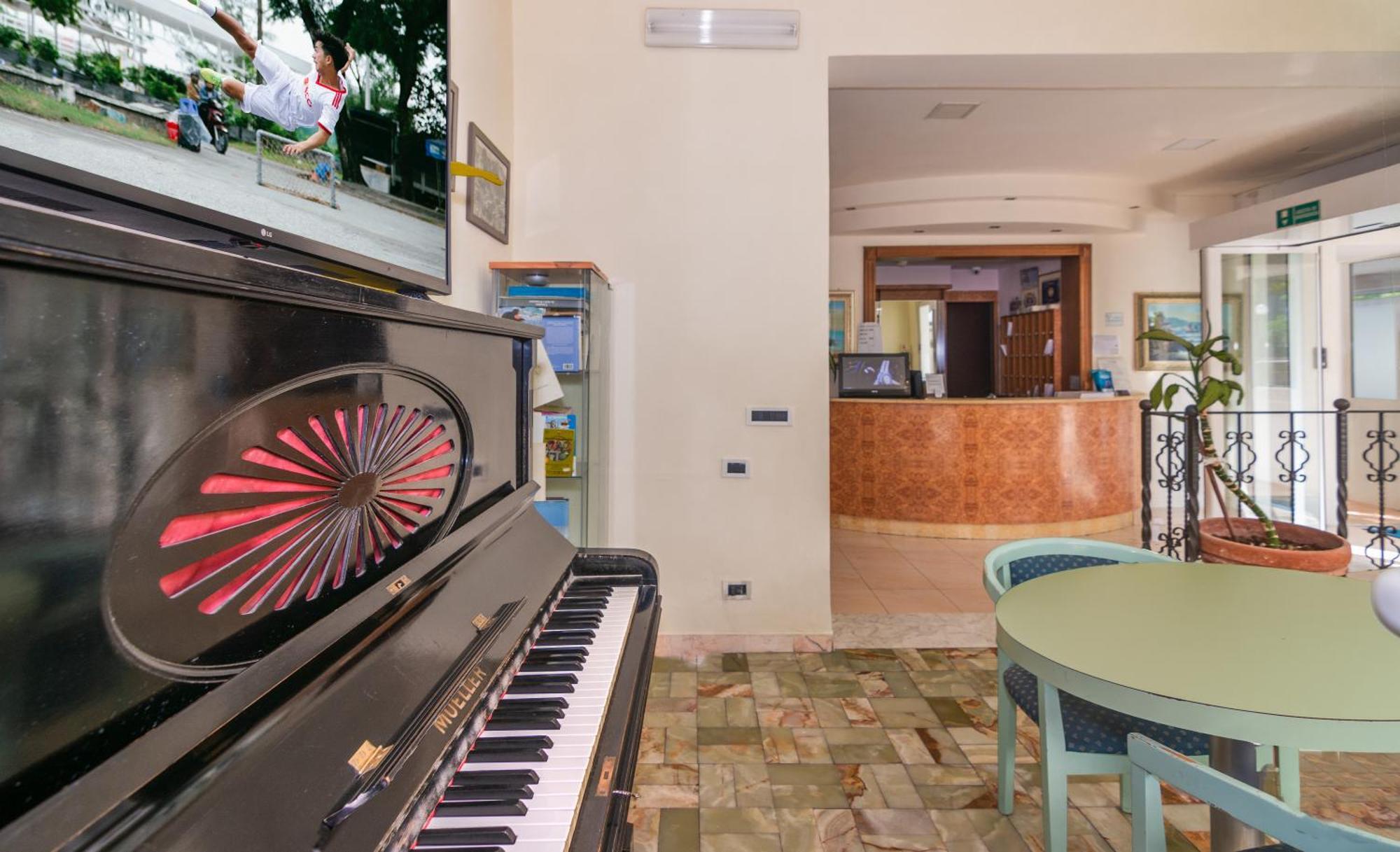 Hotel Daisy Marina di Massa Extérieur photo