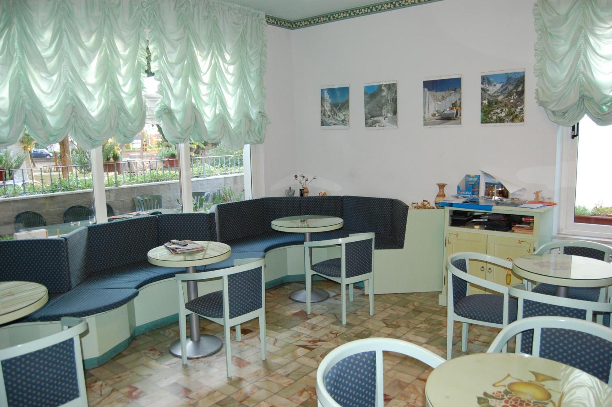 Hotel Daisy Marina di Massa Extérieur photo