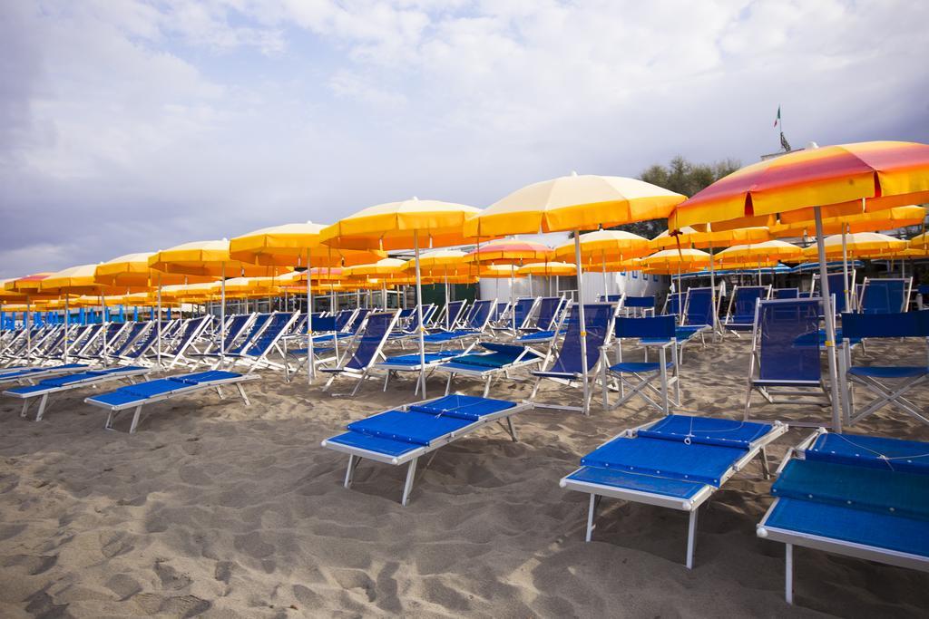 Hotel Daisy Marina di Massa Extérieur photo