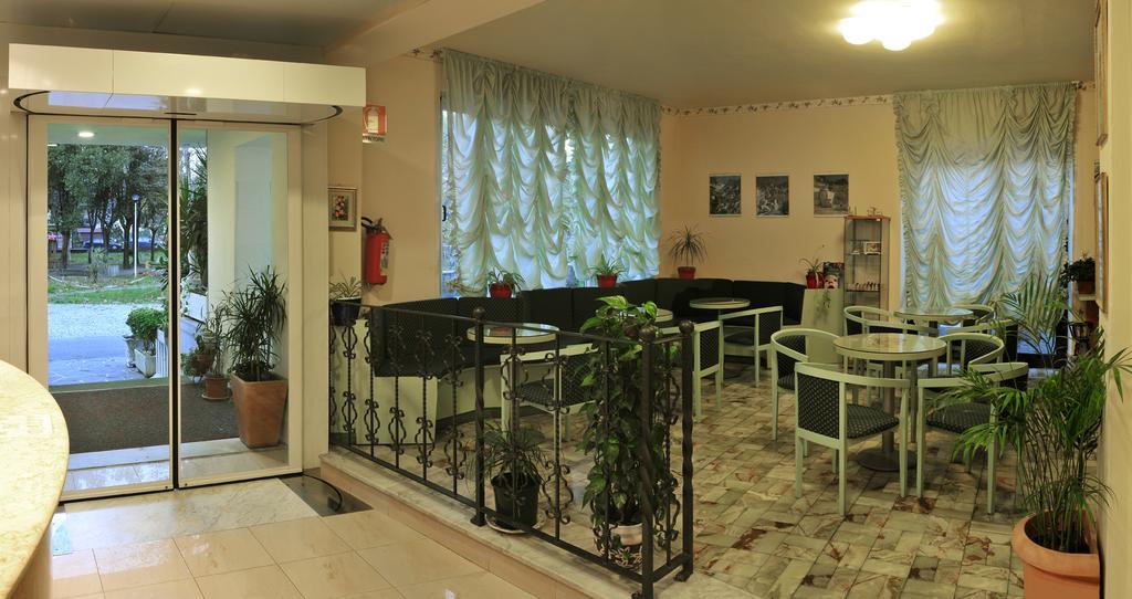 Hotel Daisy Marina di Massa Extérieur photo
