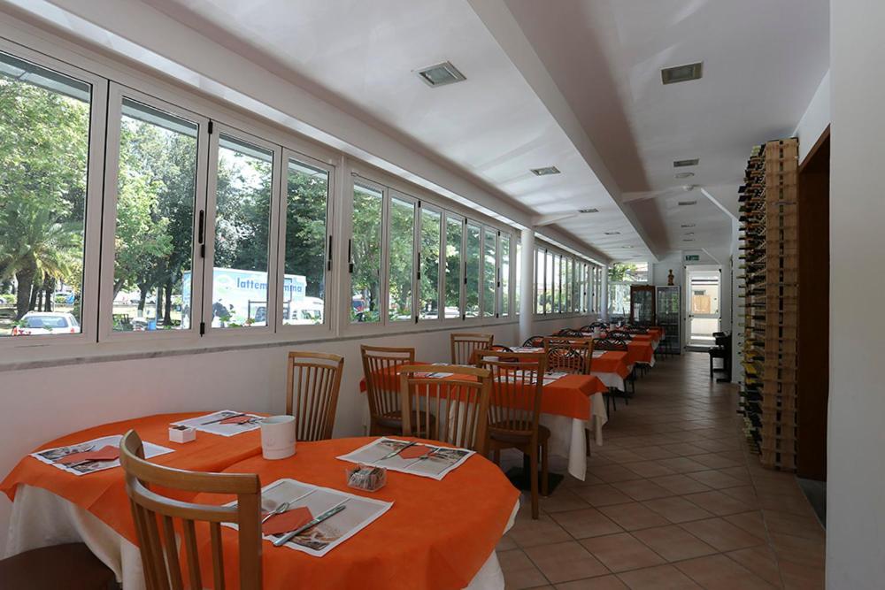 Hotel Daisy Marina di Massa Extérieur photo