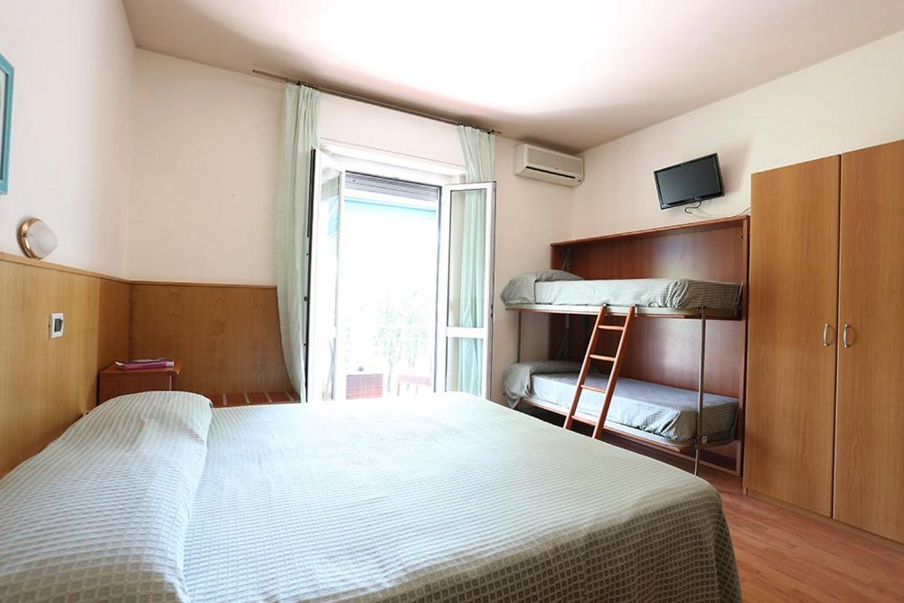 Hotel Daisy Marina di Massa Extérieur photo