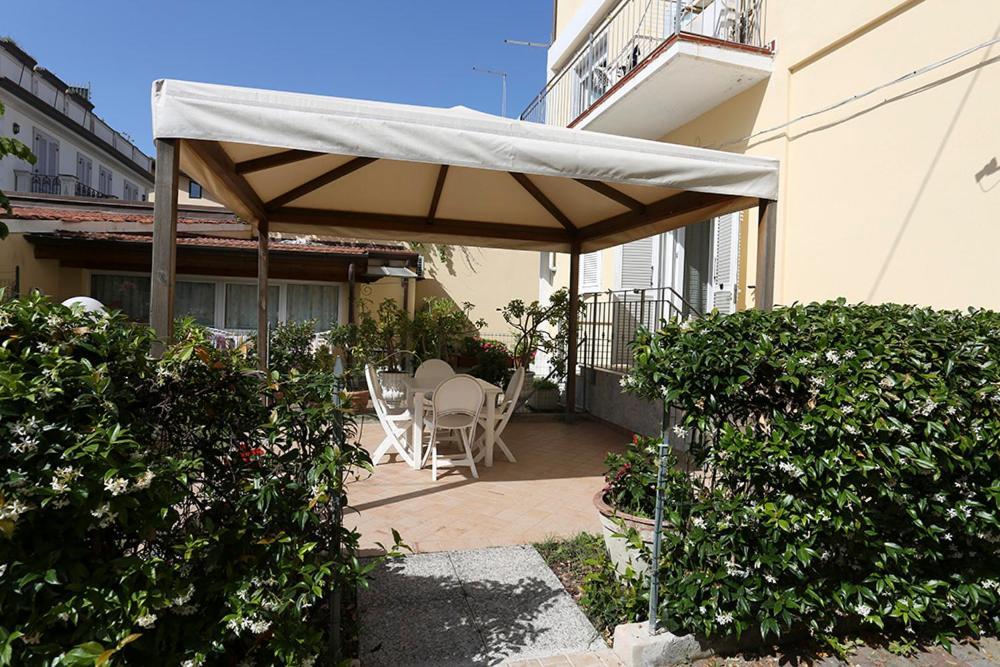 Hotel Daisy Marina di Massa Extérieur photo