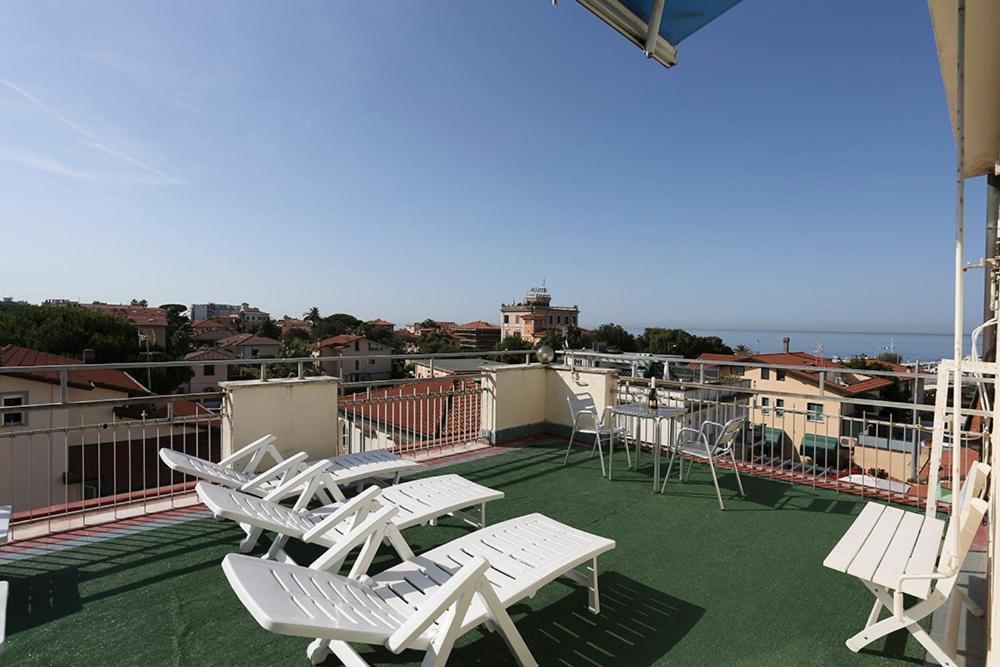 Hotel Daisy Marina di Massa Extérieur photo
